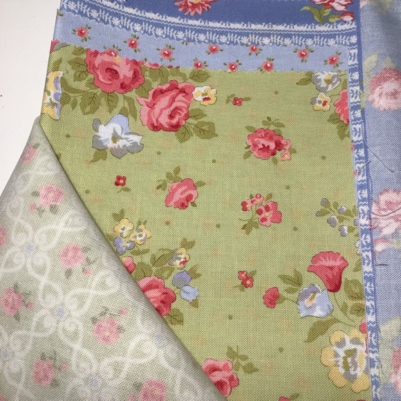 Moda Fat Quarter Bundle - 12 Fat Quarters of beautiful quilting quality cottons - Picture 8 of 14